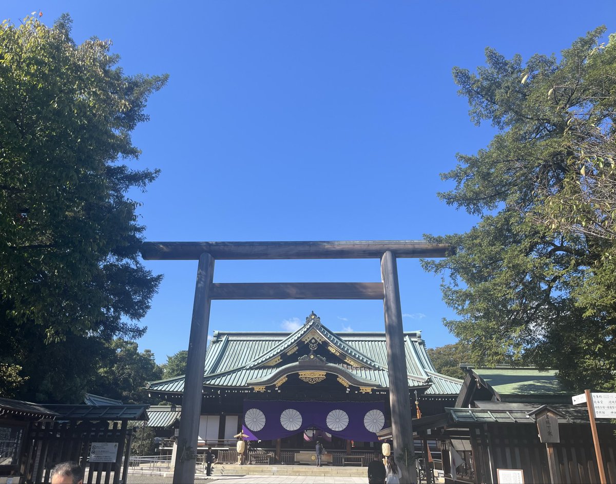 Image for the Tweet beginning: 【昇殿参拝@靖国神社秋季例大祭】
心静かに、ご英霊への哀悼の真と国の安寧・発展を祈り、手を合わせ参りました。
大塚宮司は、私と防衛大学校同期、頑張っておられます。 