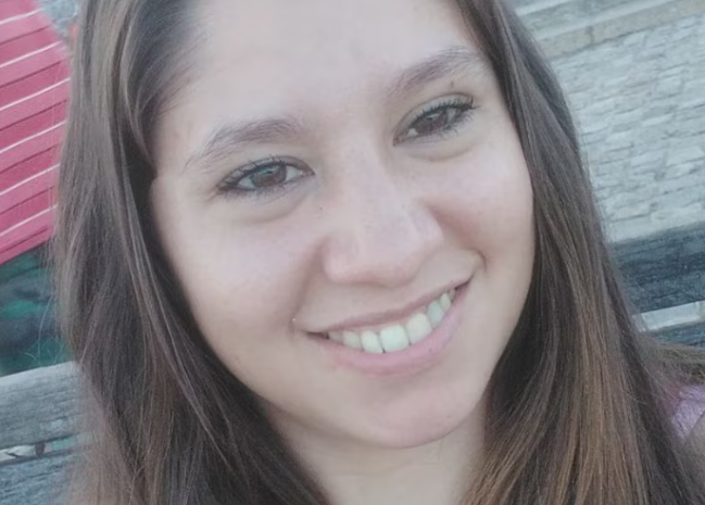 Solange Edith Johnson tenía 26 años, su pareja Ángel Jesús Barrios la golpeó y la asfixió hasta matarla, en #Rosario, Santa Fe. El femicida la mató frente a su hija de 5 años. Tenía una restricción de acercamiento pero eso no alcanzó. Pedimos Basta de femicidios!! QEPD Solange😢
