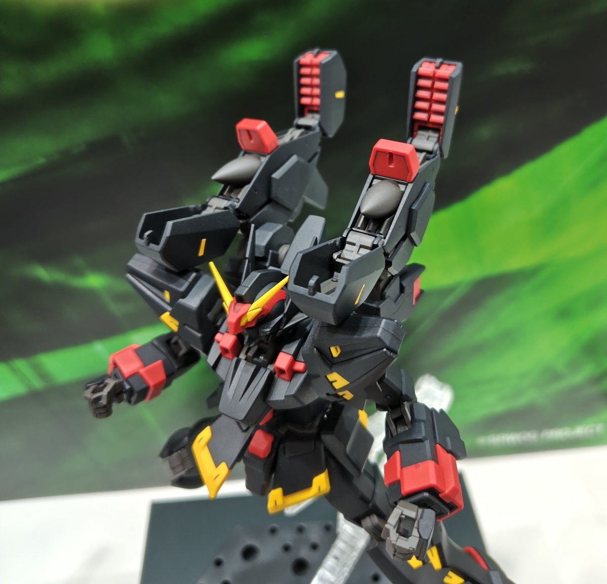 本日発表、初展示のHGヒュッケバインMk-Ⅲトロンベ。右写真、ミサイルコンテナの前方についているのは新規造型のテスラ·ドライブです。

設定でMk-Ⅲトロンベのマルチトレース·ミサイルのコンテナにテスラ·ドライブが内蔵されていることになっているので、今回でデザイン＆造型していただきました。