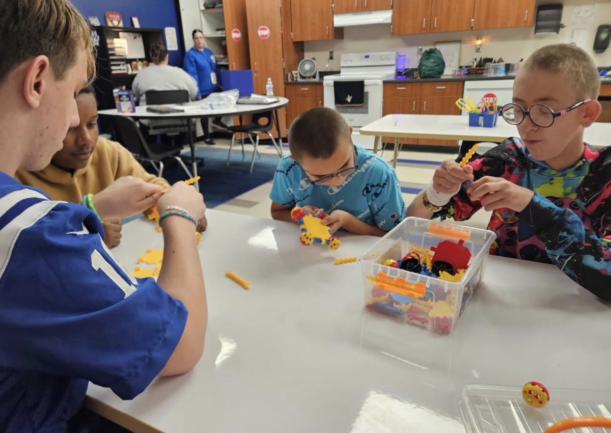MapleCrestSTEM's tweet image. Ms. Knutson’s class built an incredible marble run as part of this year’s STEM Week celebrations! It was all about creativity, teamwork, and hands-on problem-solving. Watching their designs come to life was such a rewarding moment for all! ❤️💙