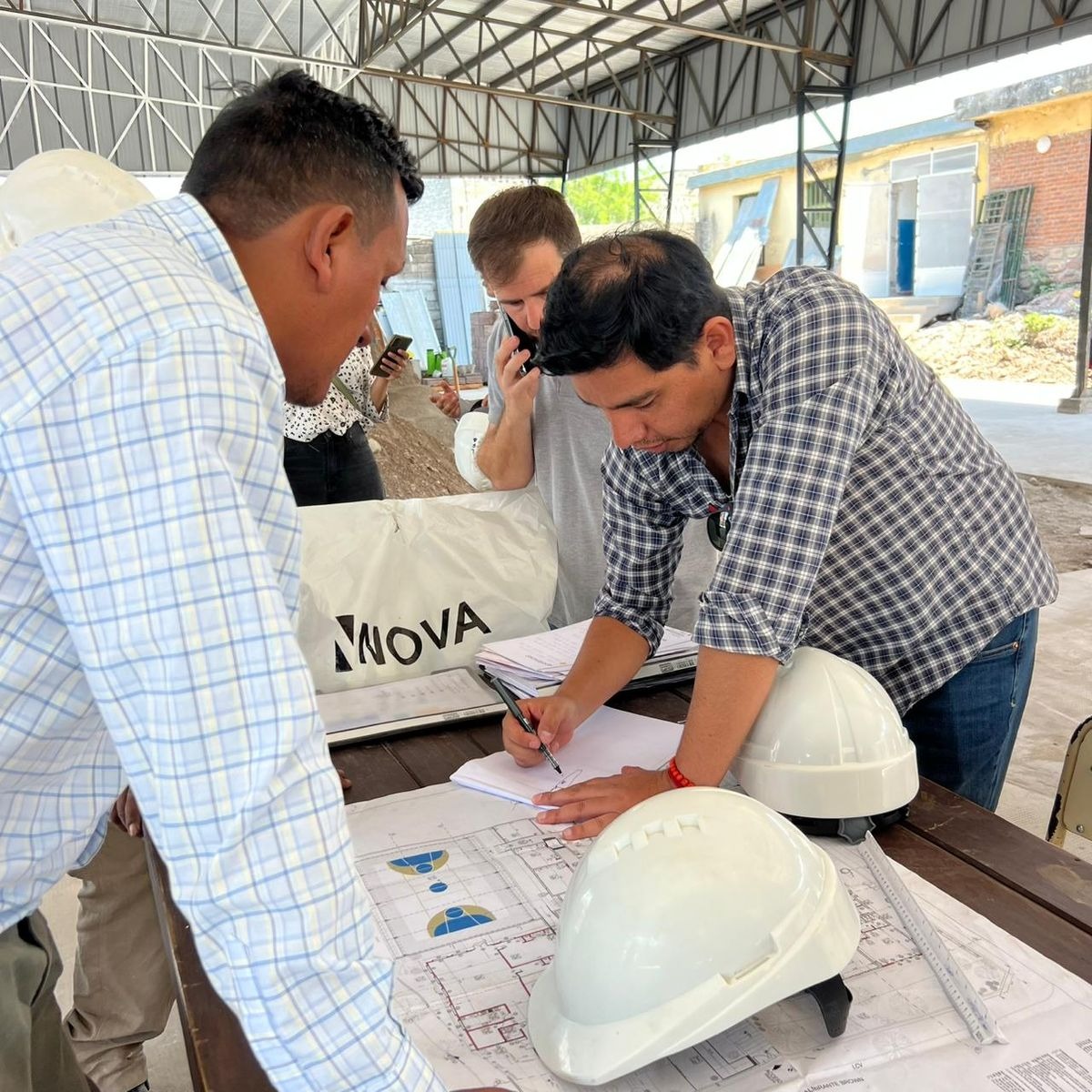 Avanzan obras de refacción integral en más de 40 instituciones educativas

goo.su/BetUX