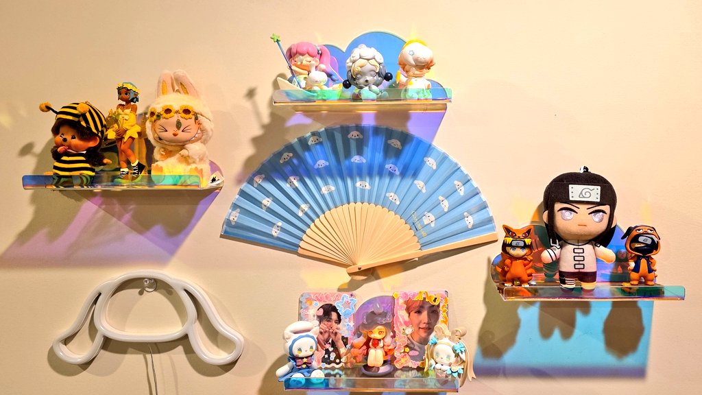 Wanted to share a lil look into my aesthetic. This is the area I have above my monitor. What does it look like in your gaming area?
#vtuber #VtuberEN #VTuberUprising #kpop #anime #labubu #skullpanda  #cinnamoroll #Collectibles  #himawariskyes