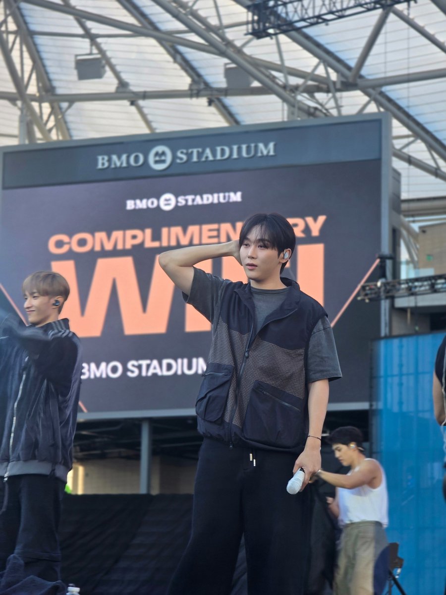 muhreeeeeee's tweet photo. Seventeen soundcheck Los Angeles @BMOStadium #MINGYU  #JOSHUA  #VERNON  #SEUNGKWAN (1/3) #seventeen_new_in_la https://t.co/BPxP3FHa8a