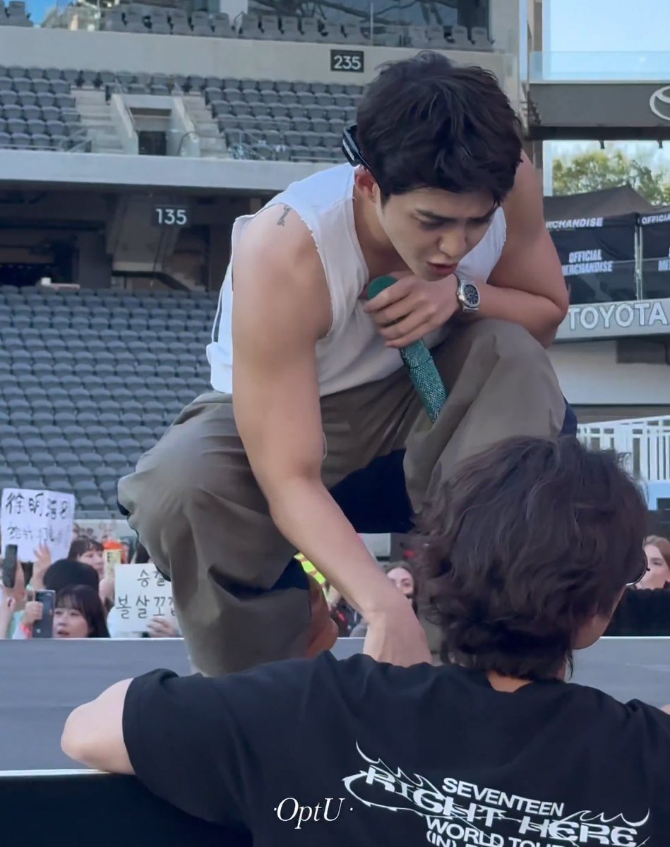 galit, nakakunot ang noo, may pinagsasabihan, may tattoo sa likod juskopo ang hot mo choi seungcheol i love you