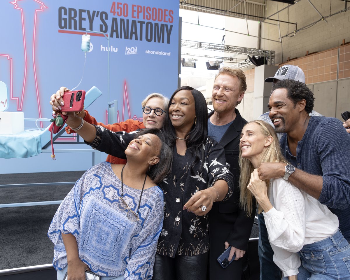 GreysABC's tweet photo. There are officially 450 episodes of #GreysAnatomy streaming on Hulu 🥹 https://t.co/umWiiNXfiB
