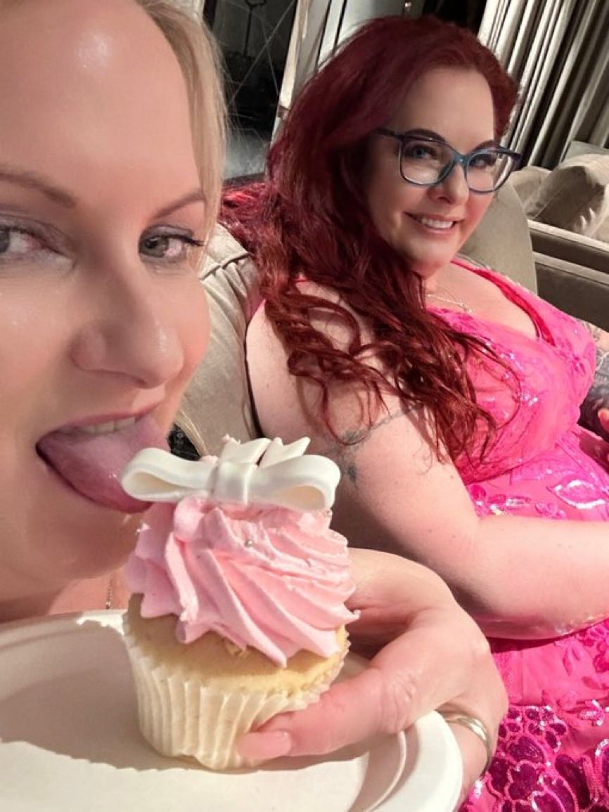 Mmmmmm cupcakes with <a href="/Darci_G_race/">Darci 🌸</a> at the SWCR Awards <a href="/SWCRAwards/">SWorker Community Recognition Awards</a>