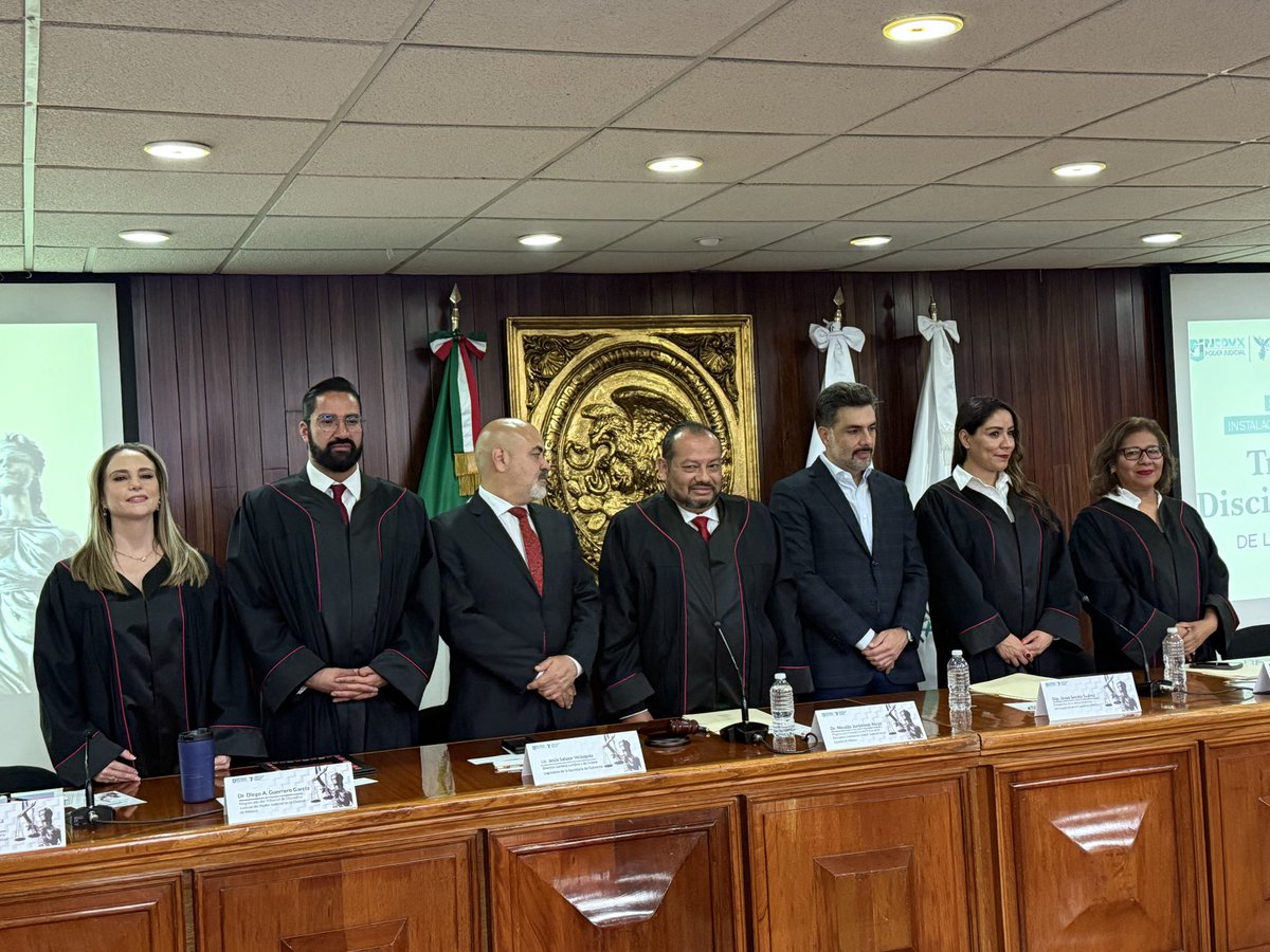 FECCCDMX's tweet image. El Dr. José Gerardo Huerta Alcalá, titular de la @FECC_CDMX, felicita a las y los Magistrados del Tribunal de Disciplina Judicial del Poder Judicial de la CDMX, presentes en la Sesión Solemne de Instalación del Pleno Público en el Auditorio Benito Juárez.

#FiscalíaAnticorrupción