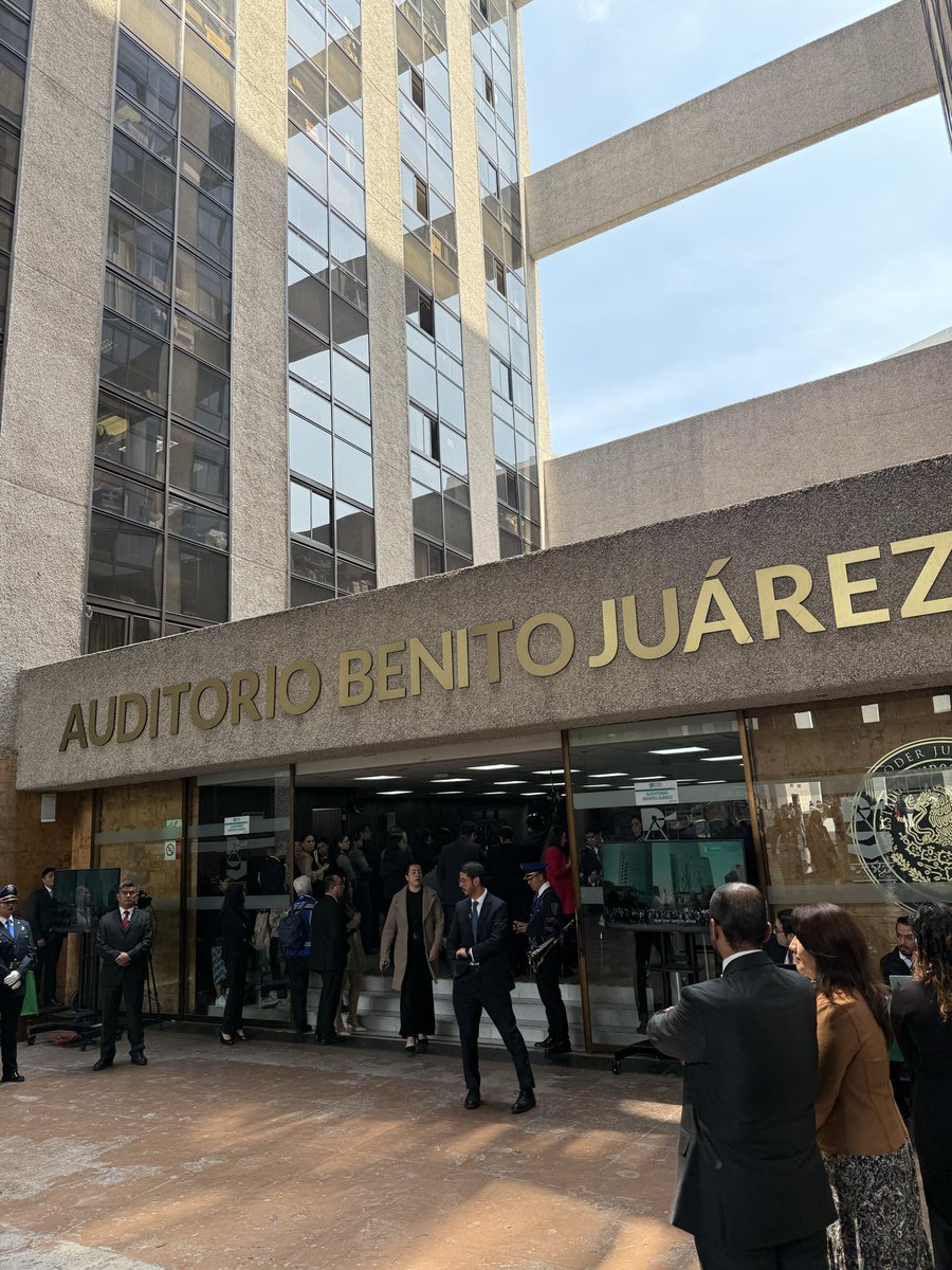 FECCCDMX's tweet image. El Dr. José Gerardo Huerta Alcalá, titular de la @FECC_CDMX, felicita a las y los Magistrados del Tribunal de Disciplina Judicial del Poder Judicial de la CDMX, presentes en la Sesión Solemne de Instalación del Pleno Público en el Auditorio Benito Juárez.

#FiscalíaAnticorrupción