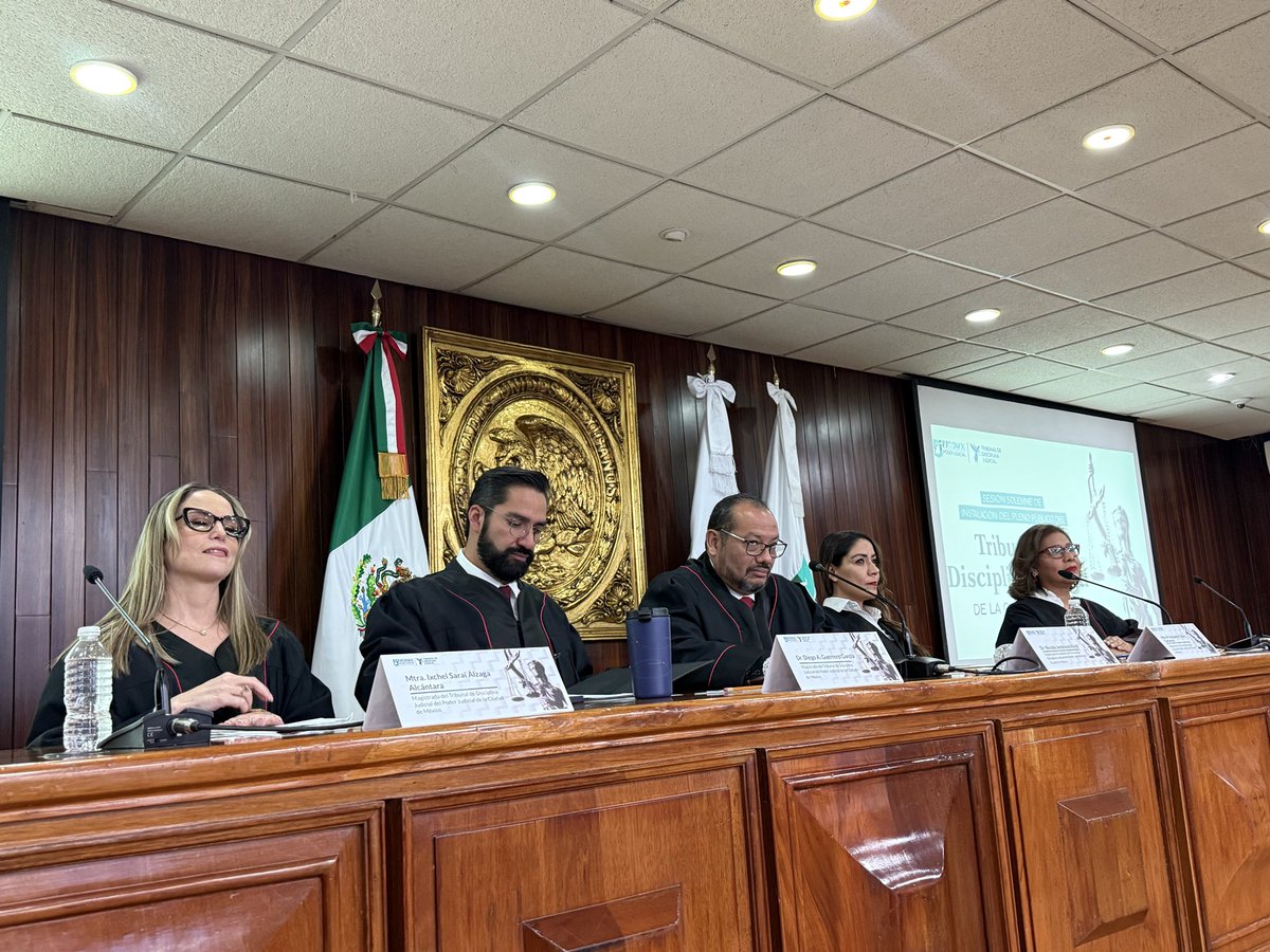 FECCCDMX's tweet image. El Dr. José Gerardo Huerta Alcalá, titular de la @FECC_CDMX, felicita a las y los Magistrados del Tribunal de Disciplina Judicial del Poder Judicial de la CDMX, presentes en la Sesión Solemne de Instalación del Pleno Público en el Auditorio Benito Juárez.

#FiscalíaAnticorrupción