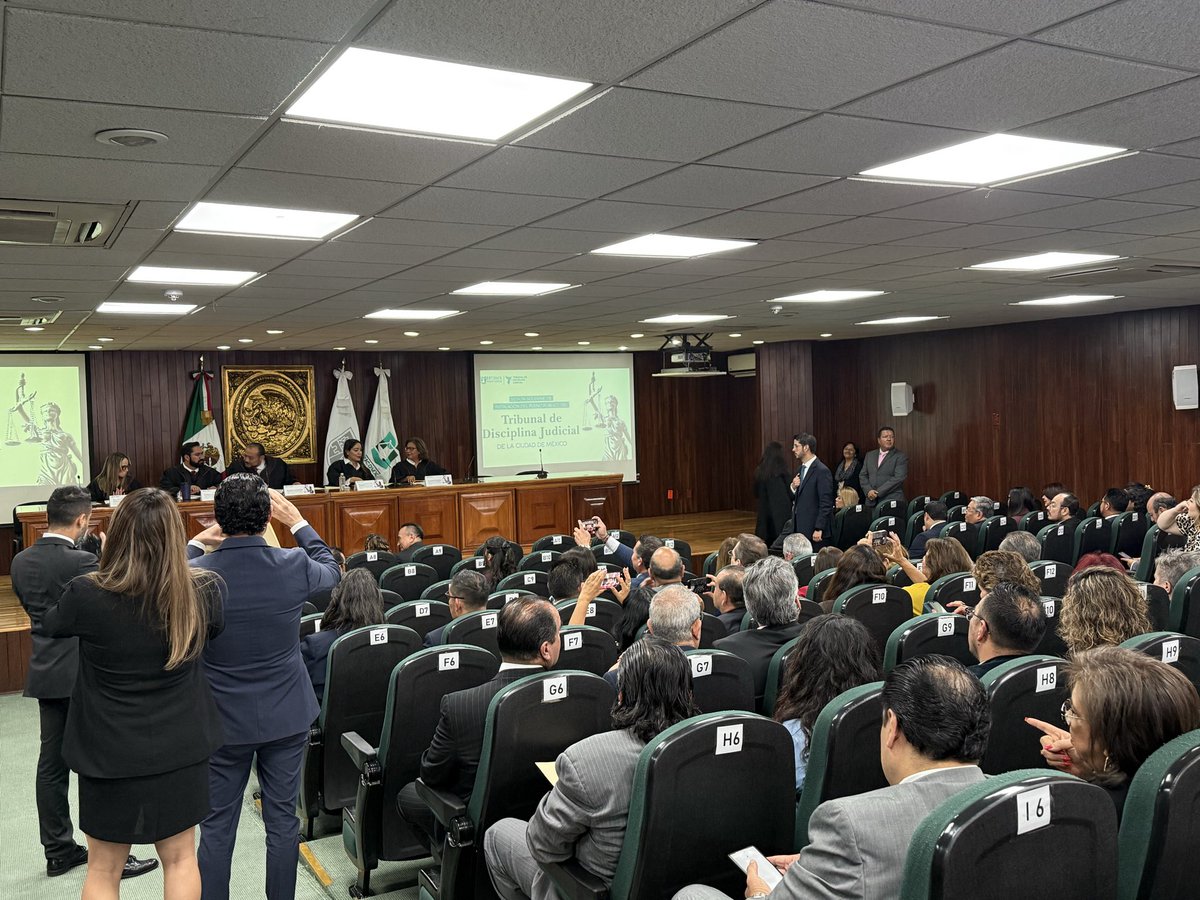 FECCCDMX's tweet image. El Dr. José Gerardo Huerta Alcalá, titular de la @FECC_CDMX, felicita a las y los Magistrados del Tribunal de Disciplina Judicial del Poder Judicial de la CDMX, presentes en la Sesión Solemne de Instalación del Pleno Público en el Auditorio Benito Juárez.

#FiscalíaAnticorrupción