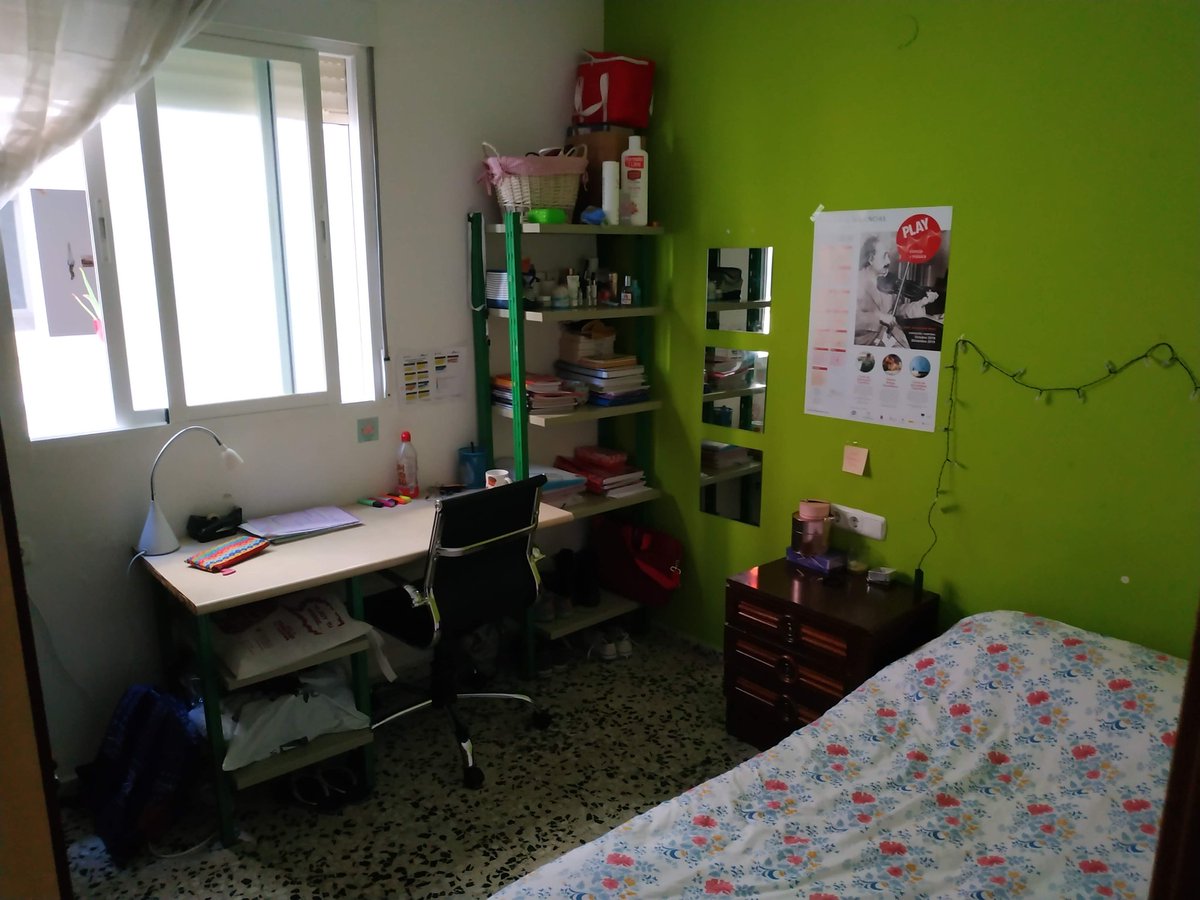EspeMoldenhauer's tweet photo. Hola! se nos queda una habitación libre para entrar en noviembre /diciembre. Zona triunfo. Para más info md! #pisosugr #pisosgranada #lgbtqfriendly #catsfriendly https://t.co/5HheUrRIo2