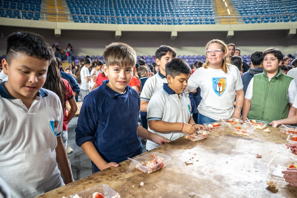 Hoy culminó Mini Chef, un programa provincial que tiene por objetivo promover una alimentación saludable y consciente, brindar herramientas de higiene y autocuidado, fomentar la conciencia ambiental a través de la siembra y conocer más sobre nuestra identidad a través de recetas