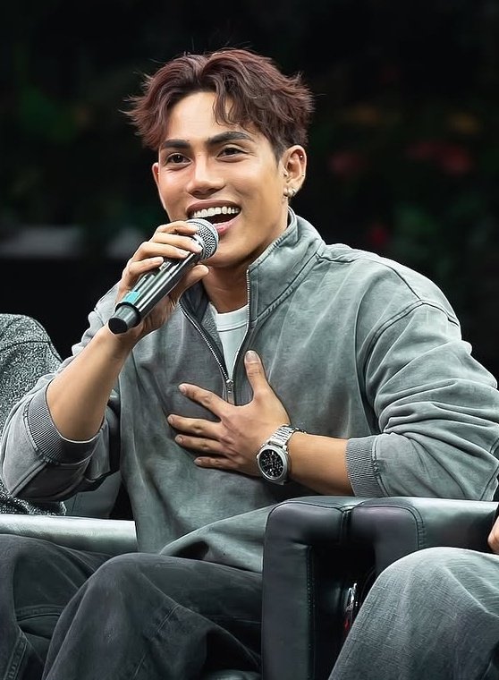 aimaniohsa's tweet photo. Him wearing a watch really hits different 🤧🤧🤧 https://t.co/AiWFEQOVcP