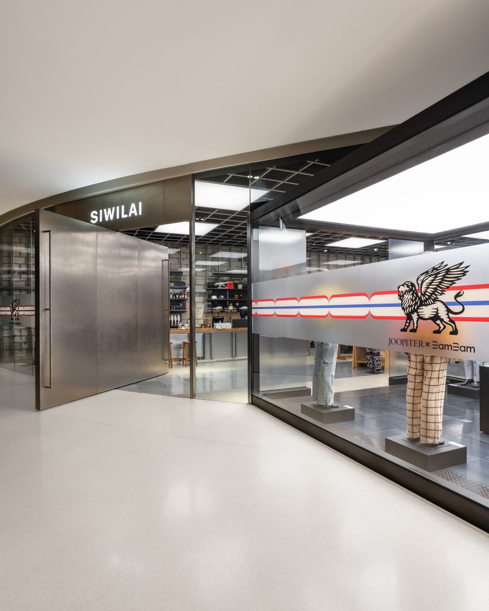 joopiteronline's tweet image. The JOOPITER x BamBam pop-up at SIWILAI is now open.
Step inside BamBam: From the Stage and Beyond at the SIWILAI Store, where select auction highlights, stage-worn looks, and BamBam's signature style are brought to life.
Explore the exclusive JOOPITER x BamBam capsule…