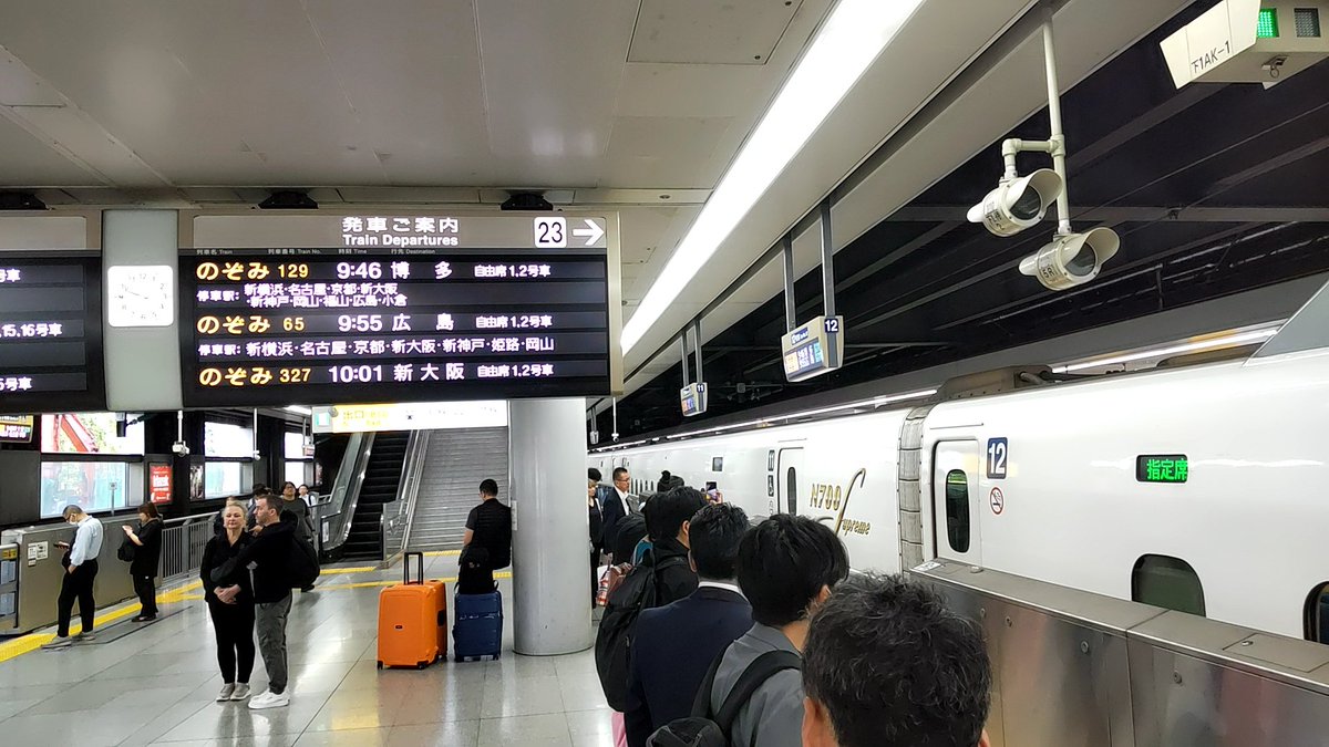 moOchan_coder's tweet image. 数年ぶりに青いラインの入った新幹線に乗ります。
どん兵衛のCMメロディーで、
あ~おいのぞみと♪
みどりのは・や・て~🎵
が頭の中で流れ続ける。
・・いいか、ぼうや。
なごやという駅で降りるんだぞ。
はかた、まで行ったらだめだからな。