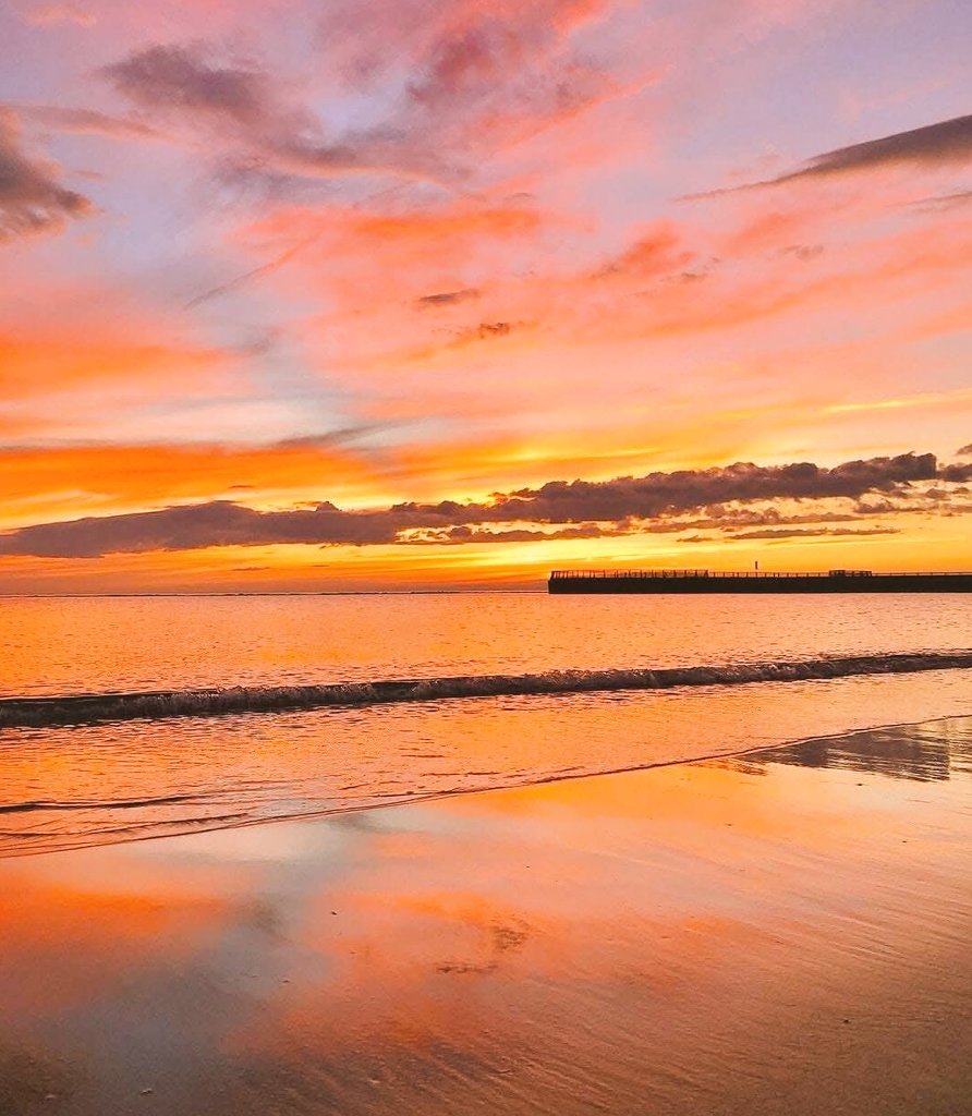 itxabdullaa's tweet image. Sunrise is knocking on your doors to wake up and do it.!!!!
MorNING 🅇 FAMILY.!!!!