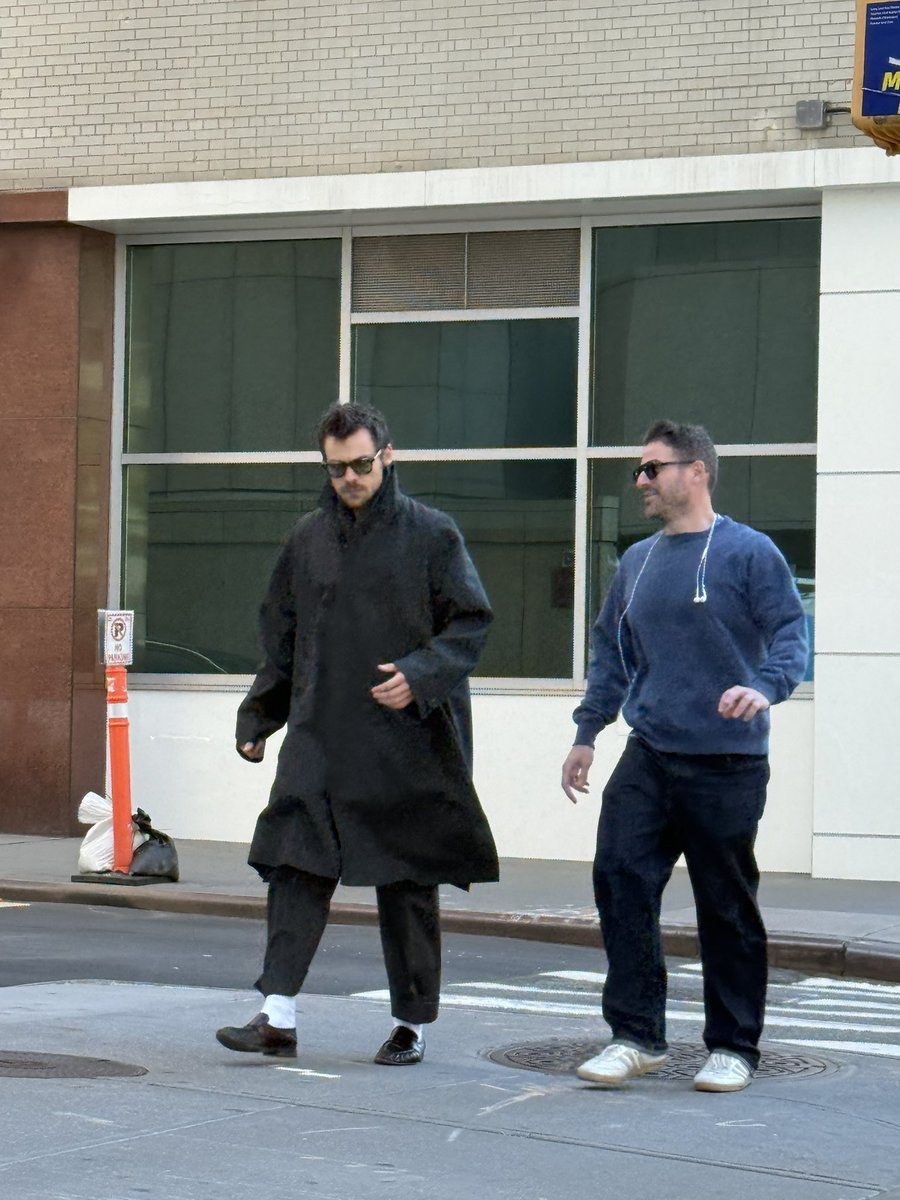 Harry com Tommy Bruce em Nova York hoje. (16 de Outubro)

via clawcouturez