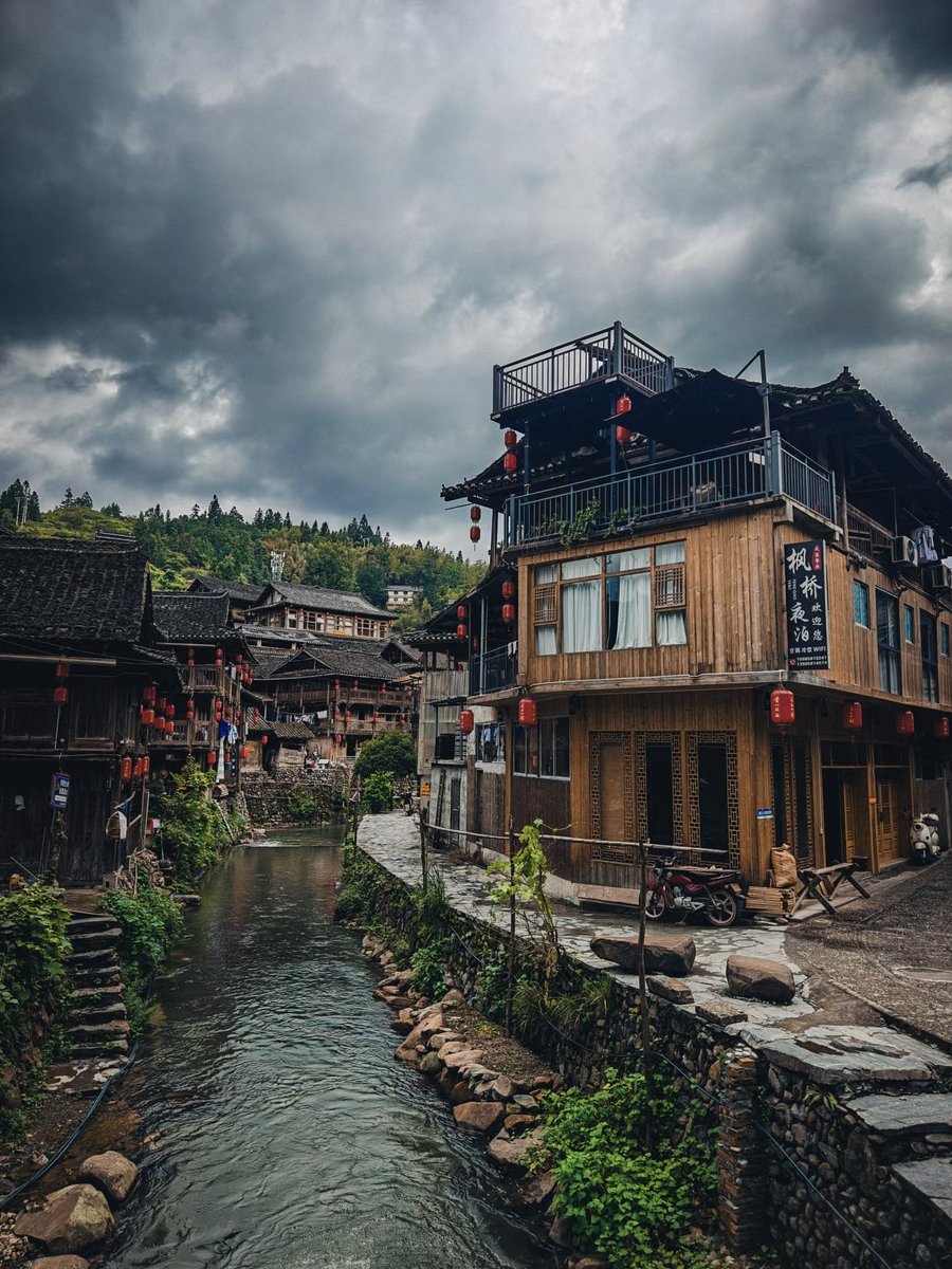 在黔东南深山，找到了时光暂停的寨子
车在盘山道拐了最后一个弯，
雾气突然散开，吊脚楼叠在谷底，
溪水穿寨而过，五座花桥连接着四百年的时光。
这里叫大利，一个念出口就觉得很吉利的名字。