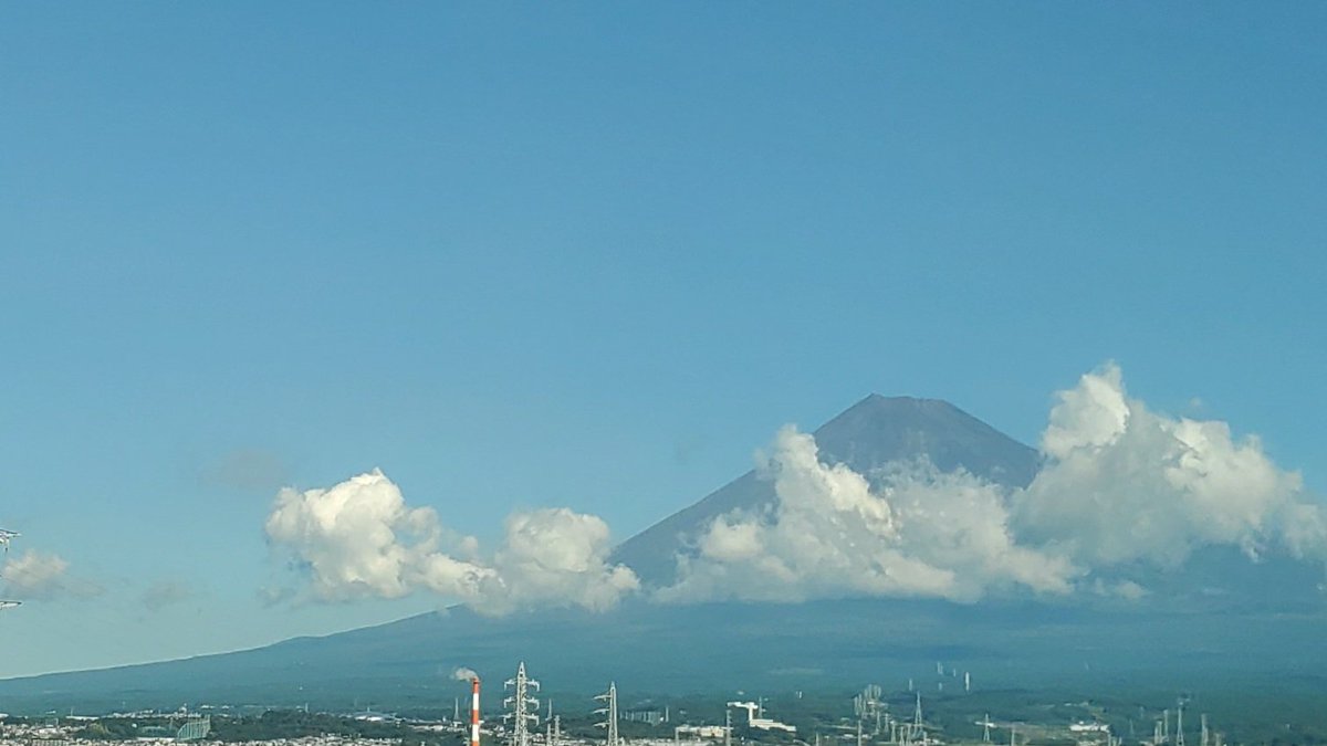 domanitw's tweet photo. 今日の富士山はきれいに見えました…E席の良いところですね https://t.co/pMl1d5g4Gz