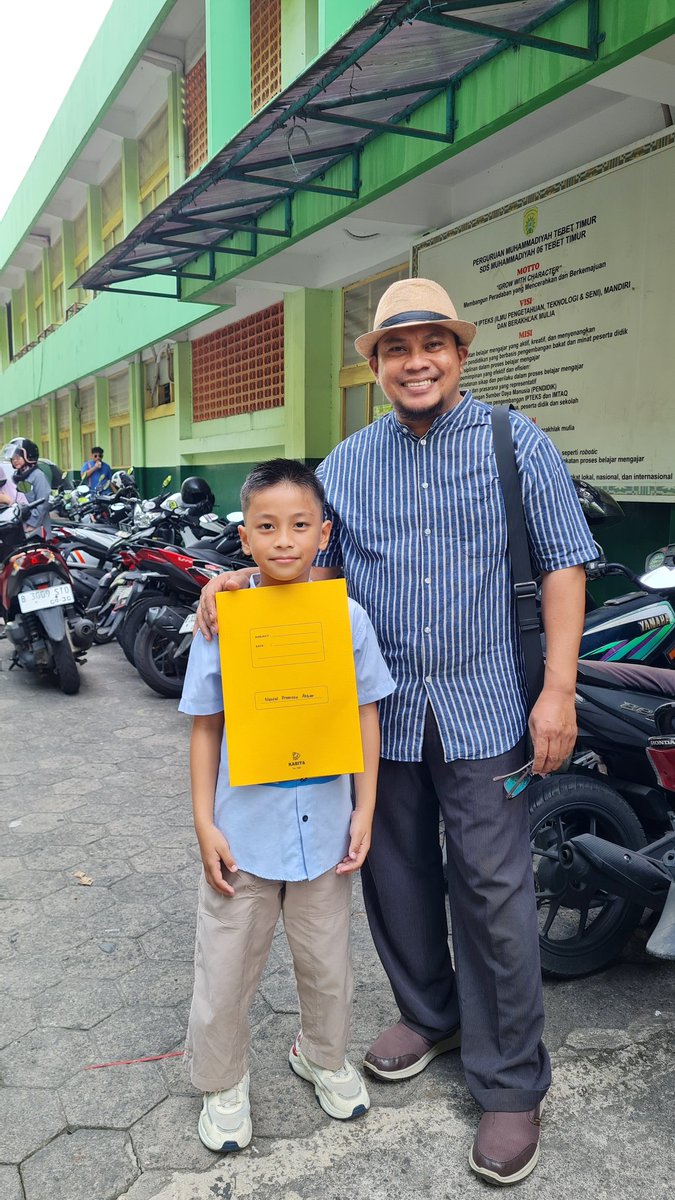 Suami dan Ayah SIAGA! 
Ambil raport jagoan pagi ini. Alhamdulillah nilainya lebih bagus dari ayahnya 😆

Ya Salam 🤗