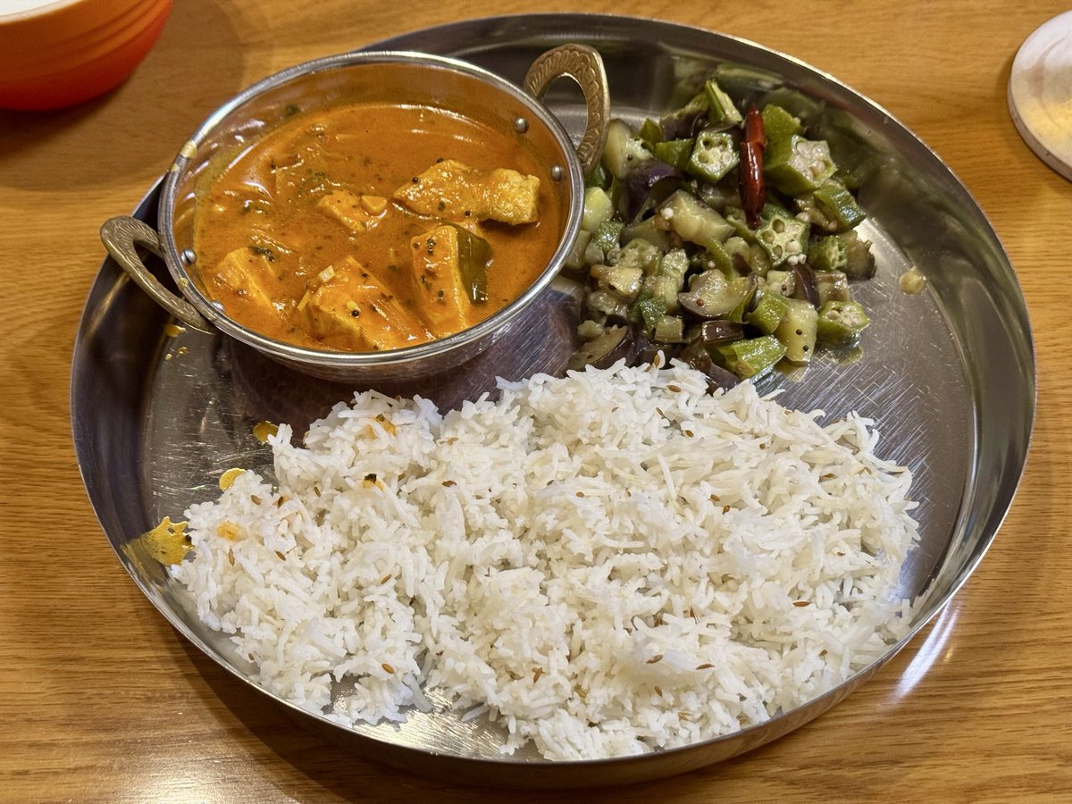 TJO_datasci's tweet image. 昨日のカレーを上げてなかった。ゴア式グレービーを使ったメカジキの南インドフィッシュカレー。生カレーリーフで先にテンパリングするのは実は初めてで、焦がさないか心配だったが普通に出来た