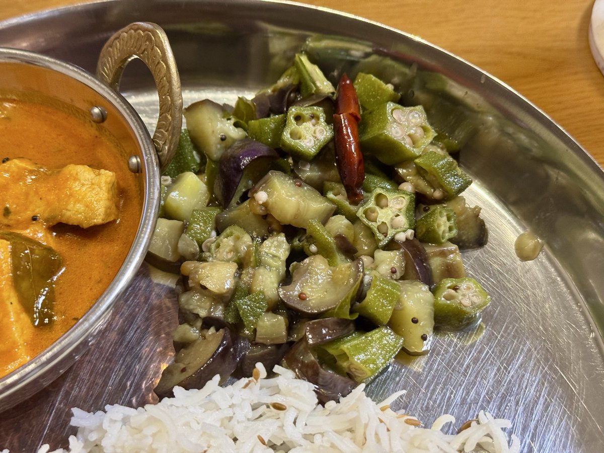 TJO_datasci's tweet image. 昨日のカレーを上げてなかった。ゴア式グレービーを使ったメカジキの南インドフィッシュカレー。生カレーリーフで先にテンパリングするのは実は初めてで、焦がさないか心配だったが普通に出来た