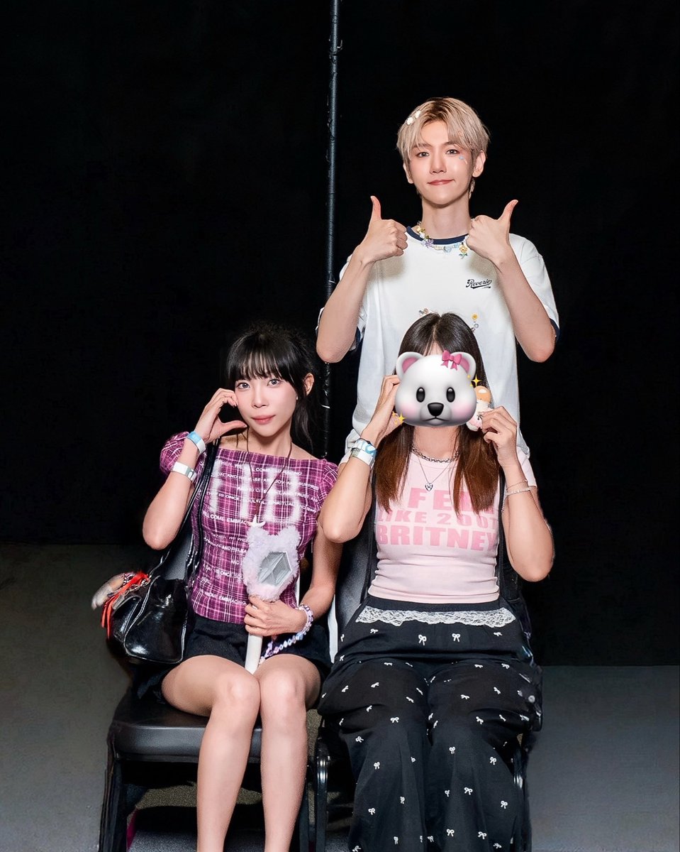 dimmidao's tweet photo. Anyone who’s ever taken a group photo in Malaysia knows how exhausting it is to retouch those pictures =)))
#reverie #백현이 #reverieKL https://t.co/giSEcpcmxs