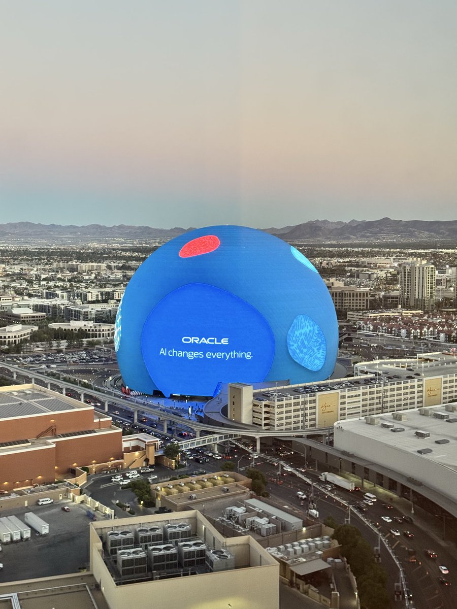 GeraldVenzl's tweet image. #OracleAIWorld is a wrap! What a couple of intensive but amazing days.