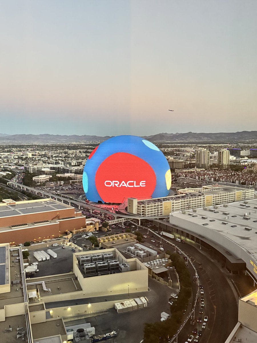 GeraldVenzl's tweet image. #OracleAIWorld is a wrap! What a couple of intensive but amazing days.