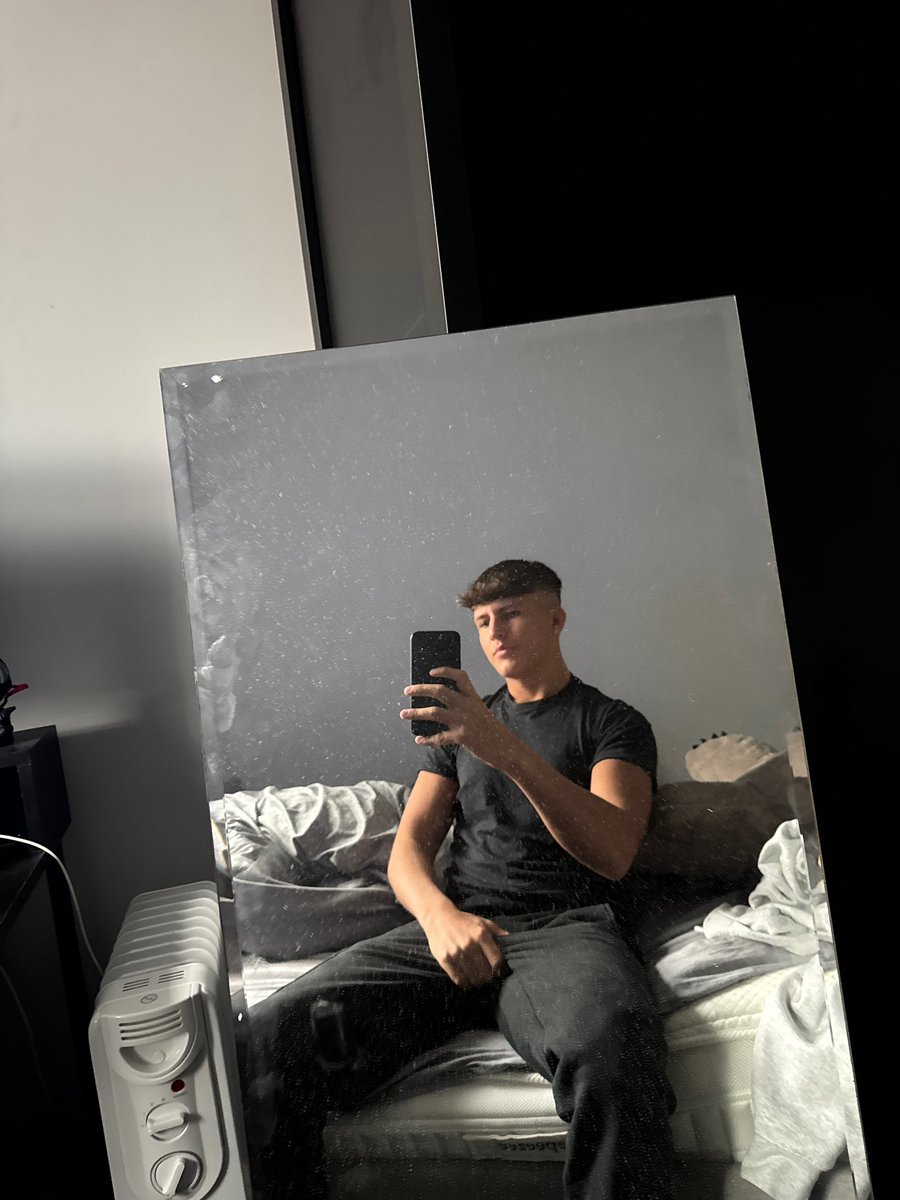 Ed_rxne1's tweet photo. Hung asf at 2AM https://t.co/gZJjrsQfqc