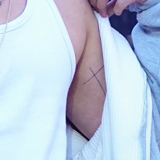 shua_enthusiast's tweet image. JOSHUA’S BEAUTIFUL CROSS TATTOO PEAKING OUT AKJDKEKE PLS IM SO OBSESSED WIGH IT AND ITS PLACEMENT EVER SINCE HE GOT IT 😩😫😫

#조슈아 #JOSHUA