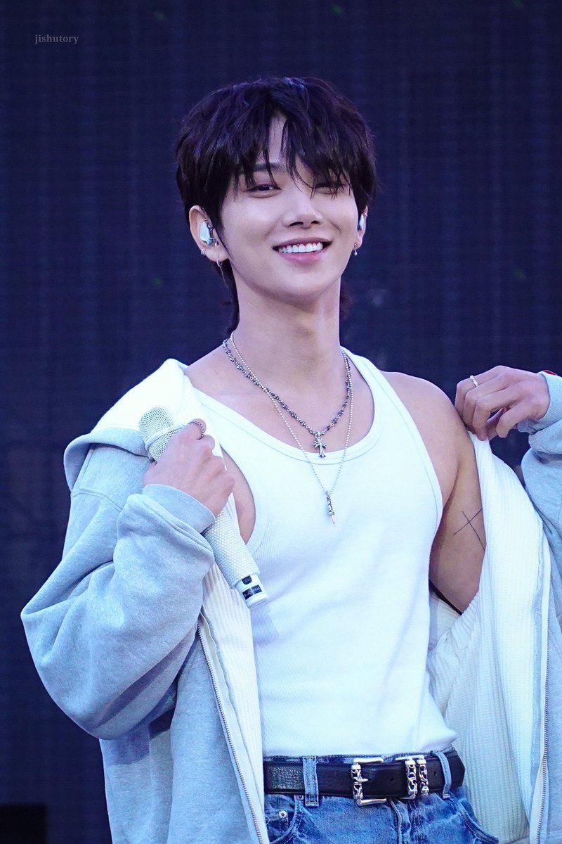 shua_enthusiast's tweet image. JOSHUA’S BEAUTIFUL CROSS TATTOO PEAKING OUT AKJDKEKE PLS IM SO OBSESSED WIGH IT AND ITS PLACEMENT EVER SINCE HE GOT IT 😩😫😫

#조슈아 #JOSHUA