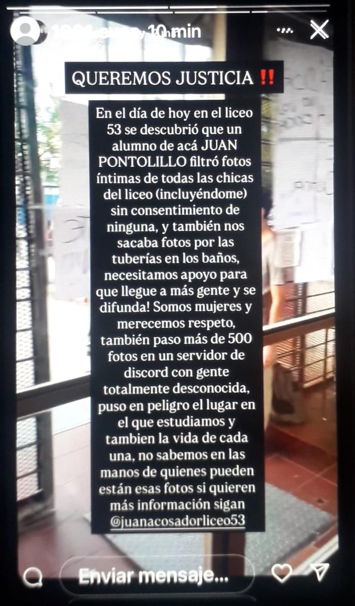 Hace 2 años mi hija comenzó a asistir al liceo 53. Hace 2 años que no puede ir al baño mientras está en el liceo xq tiene miedo. Patean las puertas y les sacan fotos.
Bueno, esto pasó a mayores...