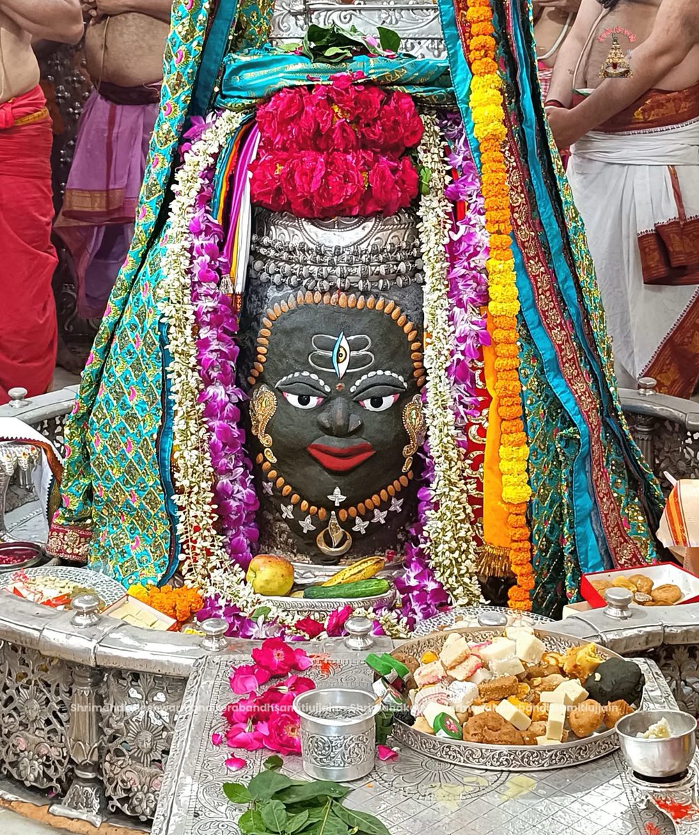 श्री महाकालेश्वर ज्योतिर्लिंग जी के आज के भस्म आरती श्रृंगार दिव्य व अलौकिक दर्शन 17.10.2025

बोलो जय श्री महाकाल 🙏🚩