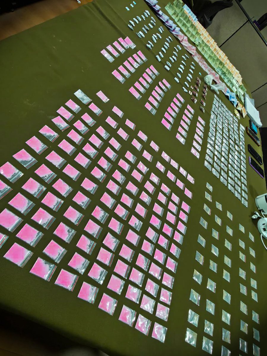 CarabPrefecSur's tweet image. #LaPintana: #SIP de la 41⁰ Comisaría, logra la detención de 05 individuos por el delito de Tráfico Ilícito de Drogas, incautando mas de 400 dosis de sustancias sintéticas, y $1.042.000 en dinero en efectivo. Los imputados serán puestos a disposición del #MinPúb.