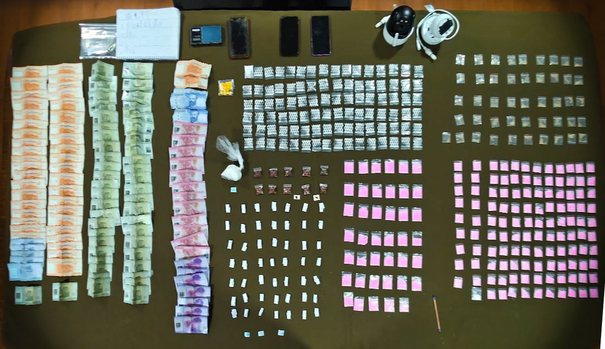 CarabPrefecSur's tweet image. #LaPintana: #SIP de la 41⁰ Comisaría, logra la detención de 05 individuos por el delito de Tráfico Ilícito de Drogas, incautando mas de 400 dosis de sustancias sintéticas, y $1.042.000 en dinero en efectivo. Los imputados serán puestos a disposición del #MinPúb.