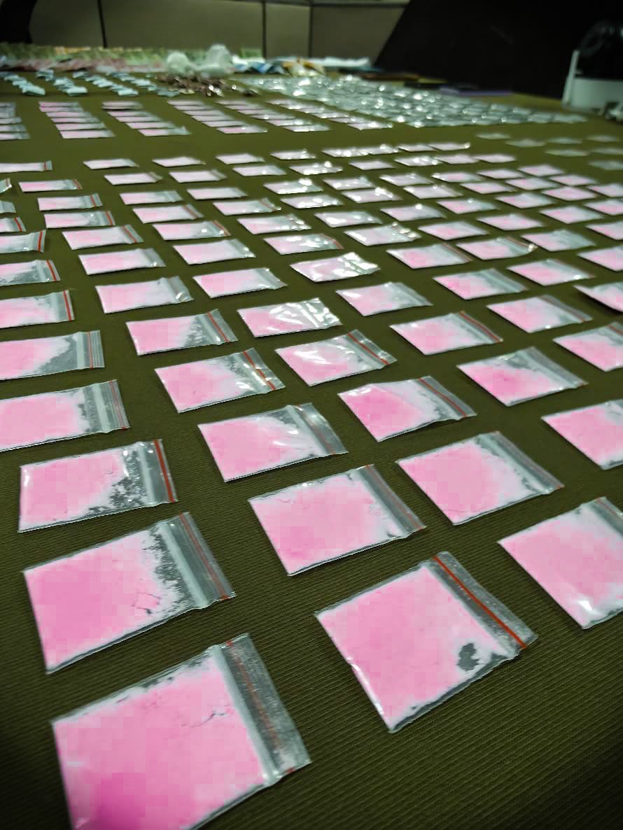 CarabPrefecSur's tweet image. #LaPintana: #SIP de la 41⁰ Comisaría, logra la detención de 05 individuos por el delito de Tráfico Ilícito de Drogas, incautando mas de 400 dosis de sustancias sintéticas, y $1.042.000 en dinero en efectivo. Los imputados serán puestos a disposición del #MinPúb.