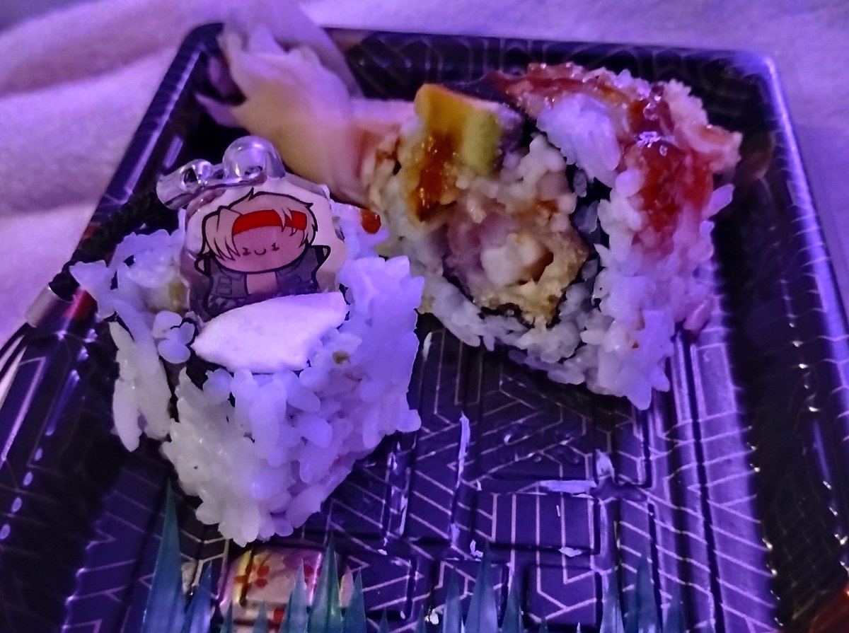 That is the weirdest avocado roll I've ever seen 😭😔