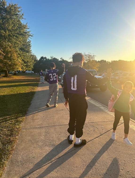 HorizonElem's tweet image. We're so fortunate to have the support of some of the Best Alumni now attending Potomac Falls High School come back to Horizon before school starts for them to greet our elementary students! #OneLCPS @LCPSOfficial