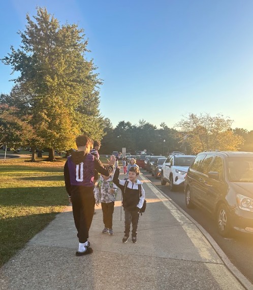 HorizonElem's tweet image. We're so fortunate to have the support of some of the Best Alumni now attending Potomac Falls High School come back to Horizon before school starts for them to greet our elementary students! #OneLCPS @LCPSOfficial