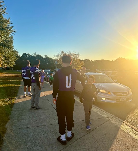 HorizonElem's tweet image. We're so fortunate to have the support of some of the Best Alumni now attending Potomac Falls High School come back to Horizon before school starts for them to greet our elementary students! #OneLCPS @LCPSOfficial