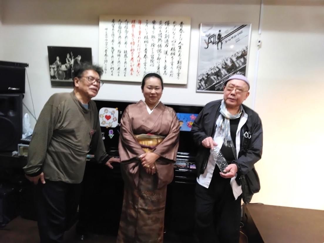 いよいよ今夜、柏Studio WUUで、両手に巨匠トリオLiveです‼️
ご予約の無い当日のお客様のご入場も可能です。19時に開場致します。
皆様のご来場を、お待ちしております🙇‍♀️
お気をつけてお越しくださいませ。
#板橋文夫　#小山彰太　#オカリナ　#柏studiowuu