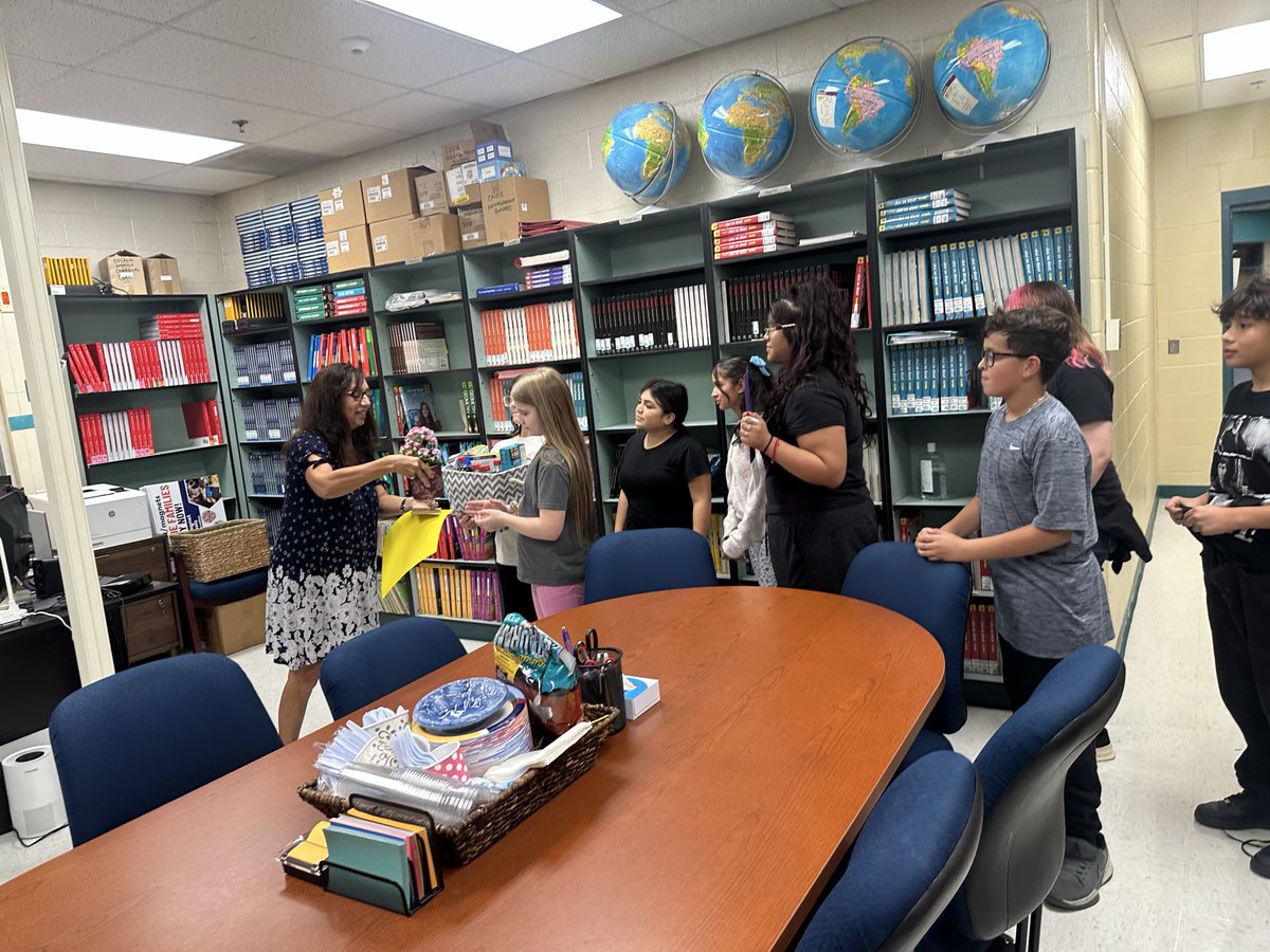 ViridianaE83's tweet photo. StuCo surprised our Faboolous 🎃 👻 Principal Mrs. Medina with a few tokens of appreciation to honor her for October’s National Principals Month. It also happened to be Boss’s Day and we love 💕 our boss @NISDStinson @NISD we have the best Principal!!!#SkyhawkPride #BestBossEver https://t.co/1d0xCtBaD1