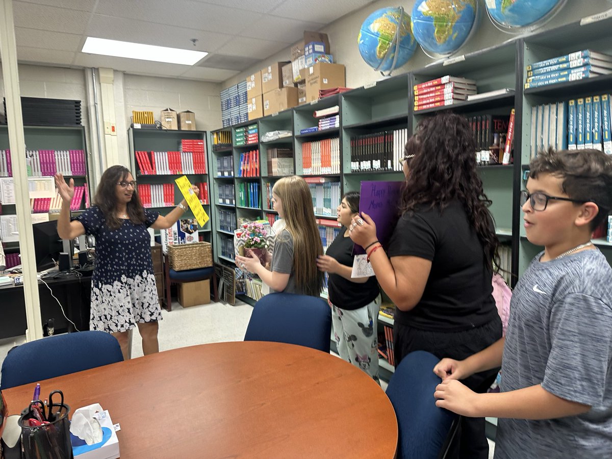 ViridianaE83's tweet photo. StuCo surprised our Faboolous 🎃 👻 Principal Mrs. Medina with a few tokens of appreciation to honor her for October’s National Principals Month. It also happened to be Boss’s Day and we love 💕 our boss @NISDStinson @NISD we have the best Principal!!!#SkyhawkPride #BestBossEver https://t.co/1d0xCtBaD1