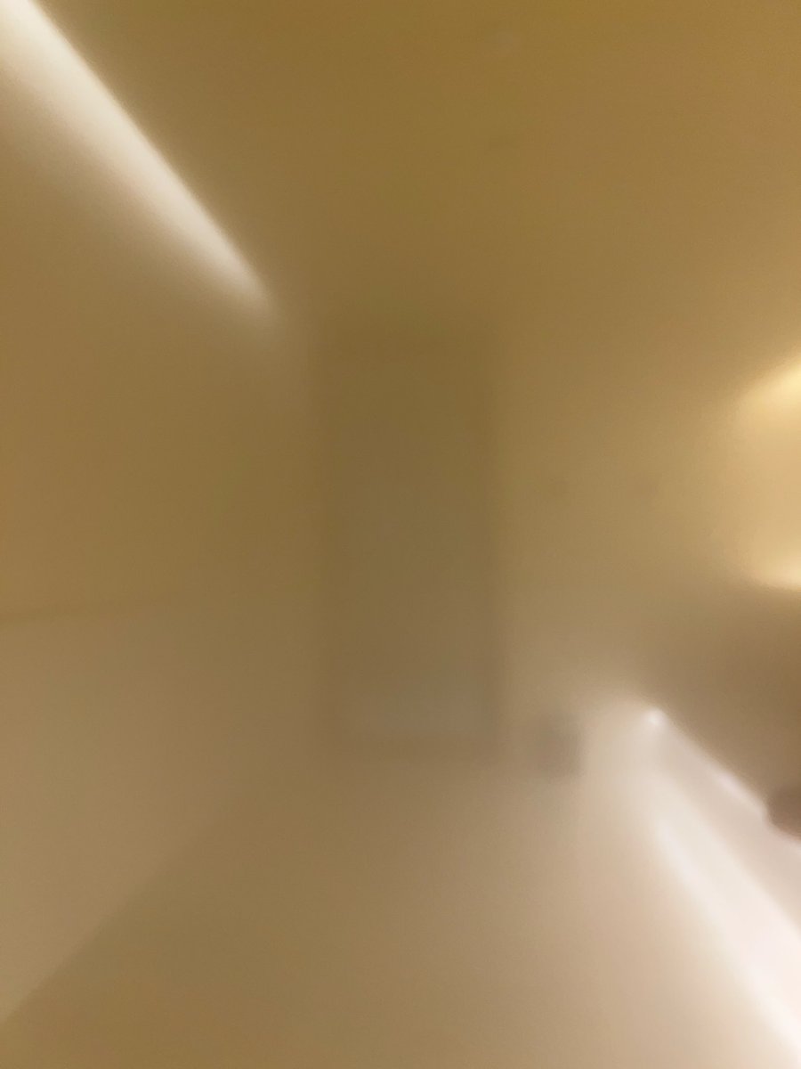 昨天去住了个温泉酒店，这个湿蒸房里看着有种梦核的感觉