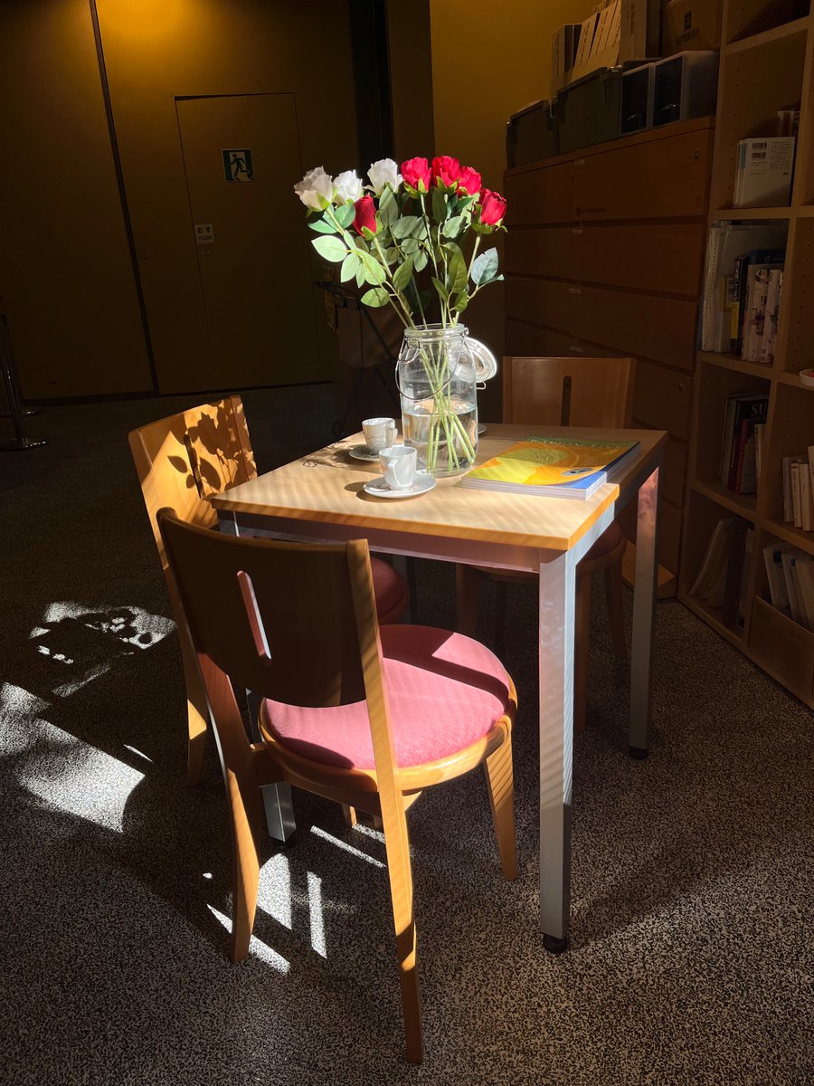 季節が移って、いつもは暗い図書館の内陣に日光がさしてる。教会風でいいでしょ。