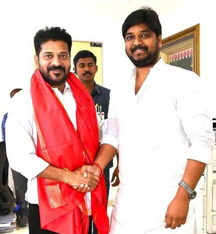 ShivaKumarINCTG's tweet photo. BRS, BJPల బిసిలపై ప్రేమ కేవలం ఓట్లు పడే వరకే @BRSparty @BJP4Telangana లకు BC ల
ఓట్లు కావాలి కానీ వారి హక్కులు కాపాడాలి మనసు లేదు.
పార్టీ టికెట్ల విషయానికి వస్తే బిసి అనగానే దూరం
@INCTelangana అభ్యర్ధి నవీన్ యాదవ్ BC బిడ్డ. @naveenyadav_inc 

#BCVoice #BCJustice
 #CongressForBCs https://t.co/c4T2gjccra