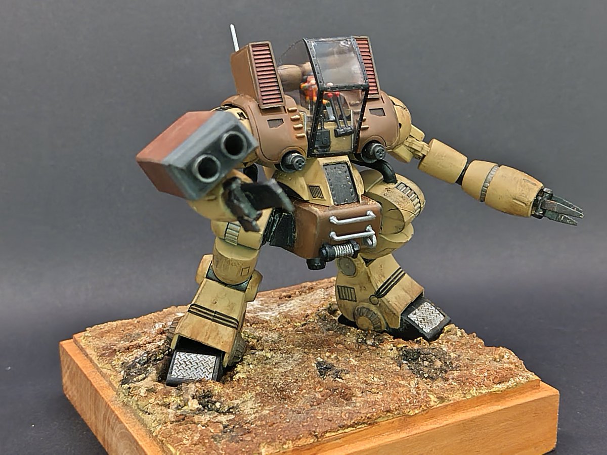 カーモデルも好き。
だけどデカール貼りは下手、研ぎ出しも下手。
ならいっそのことガンプラ並みに汚してしまえばいいのでは！
で、取り組んだのがこのランチャです。
この経験がトラッド１１に活かされるという「経験は財産」ループ(笑)。