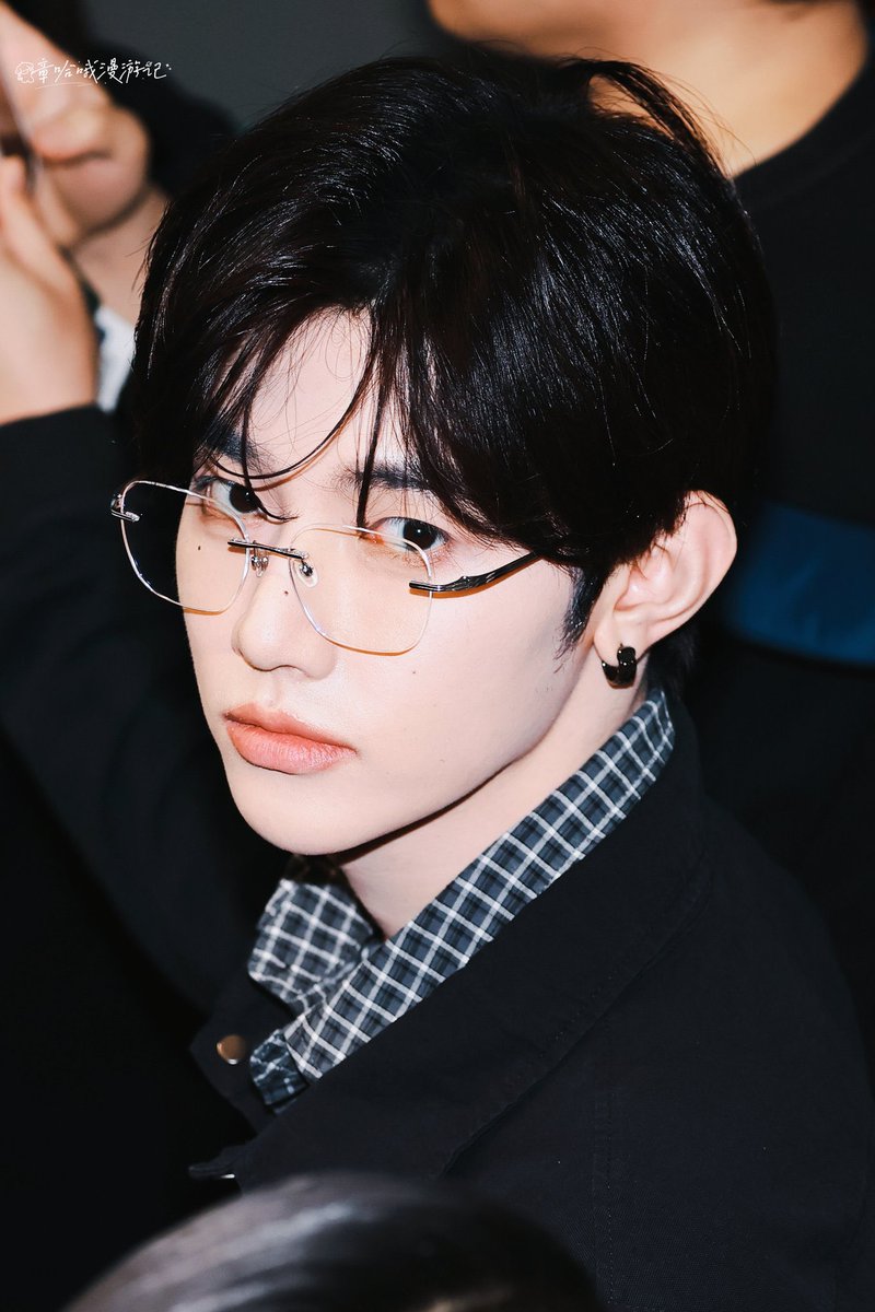 뭔 대학생조교랑  조교수같으네......
침대에서 교수님이라고부르면  입틀어막음