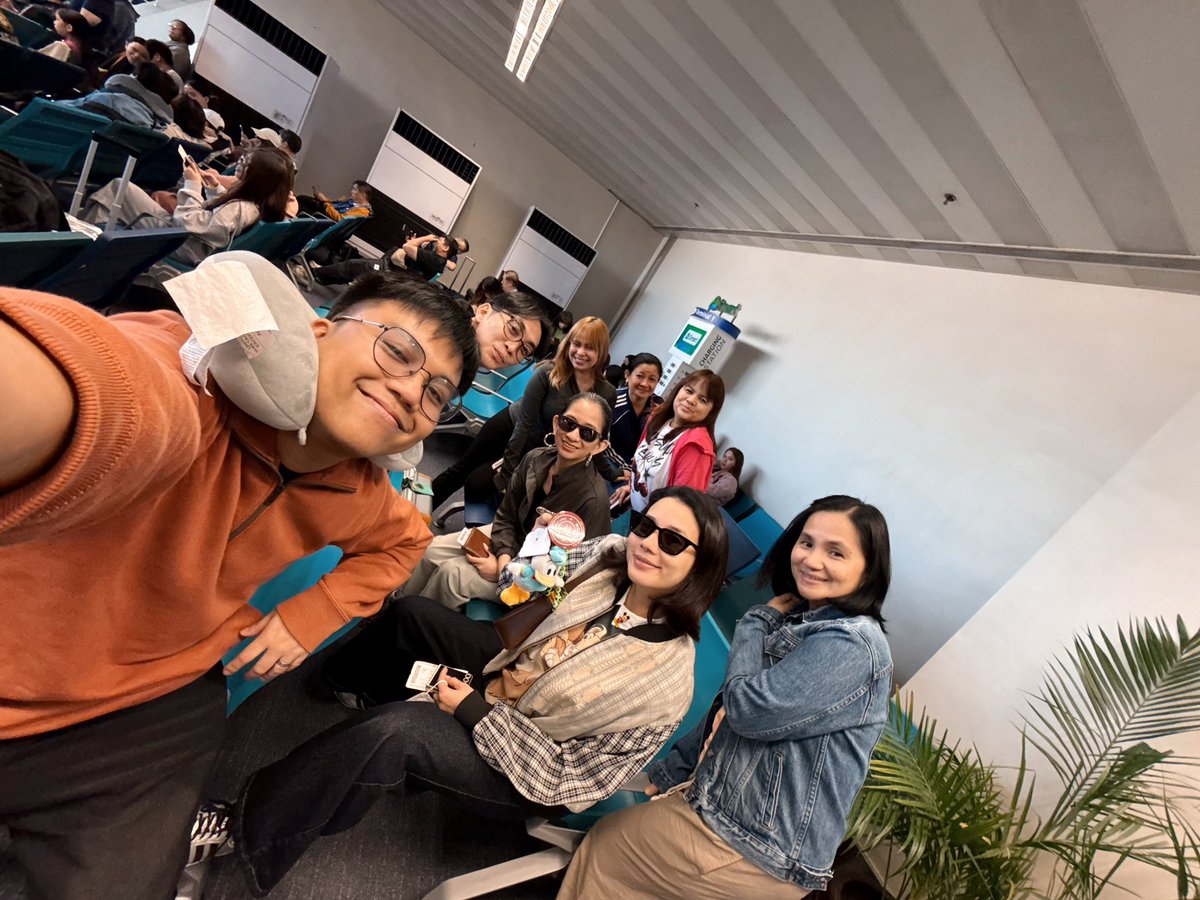 itsShowtimeNa's tweet image. Oh @asapofficial kayong bahala na muna diyan kina Vice, Anne, Vhong, Jhong, Ogie, Kim, and Darren sa 🇨🇦, dito muna kami nina Karylle at Argus sa 🇭🇰
MAGPAKA BUSY TAYONG LAHAT MGA KAPAMILYA!!!! #ItsShowtime #ABSCBN